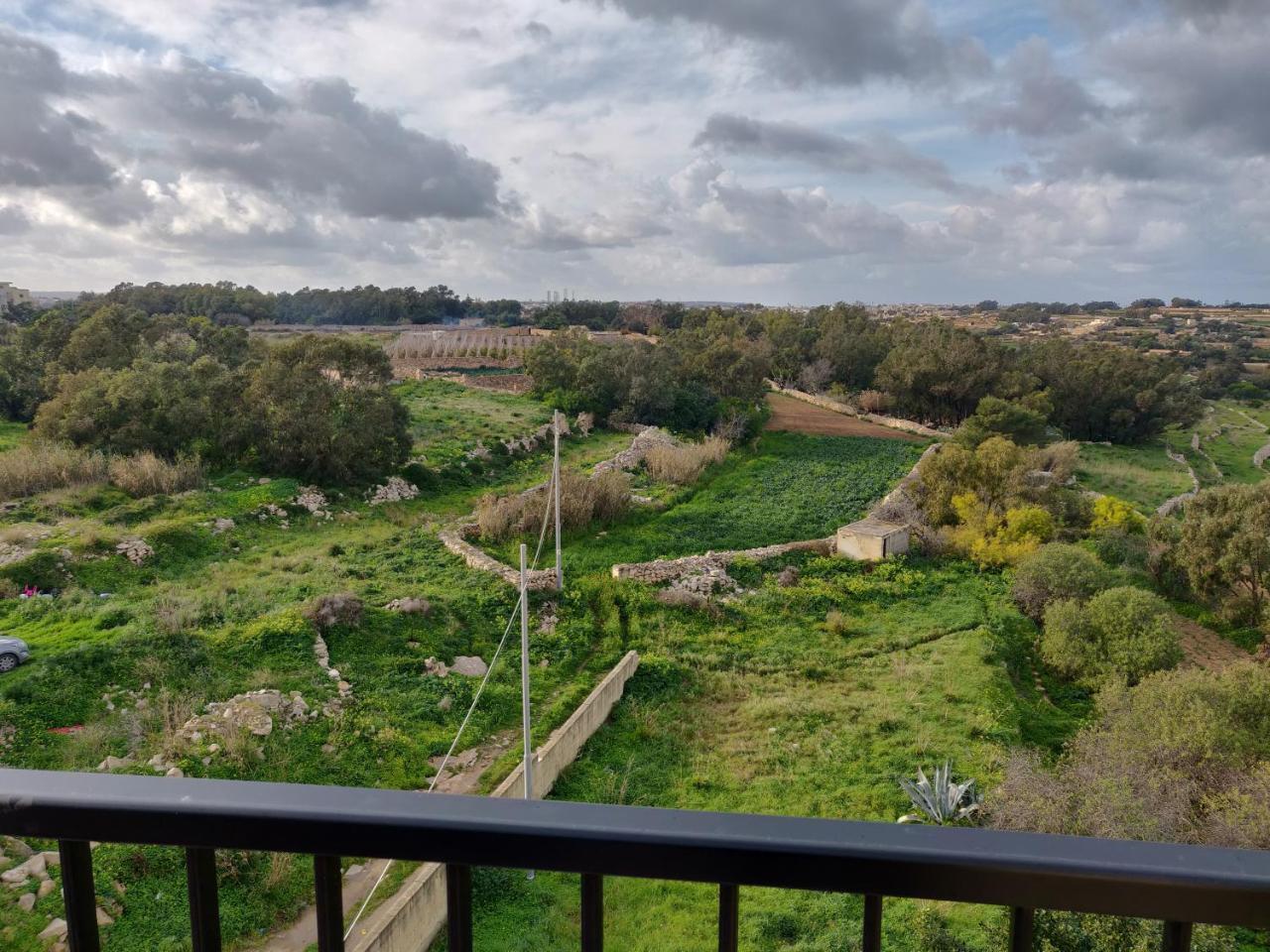 マルサスカーラPanoramic Penthouse In Marsascala Which Enjoys Sea And Country Viewsアパートメント エクステリア 写真