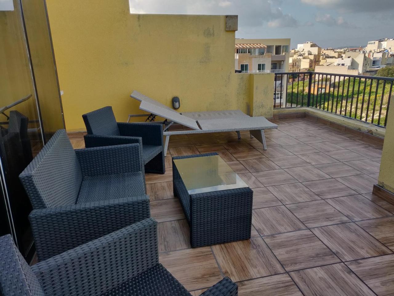 マルサスカーラPanoramic Penthouse In Marsascala Which Enjoys Sea And Country Viewsアパートメント エクステリア 写真